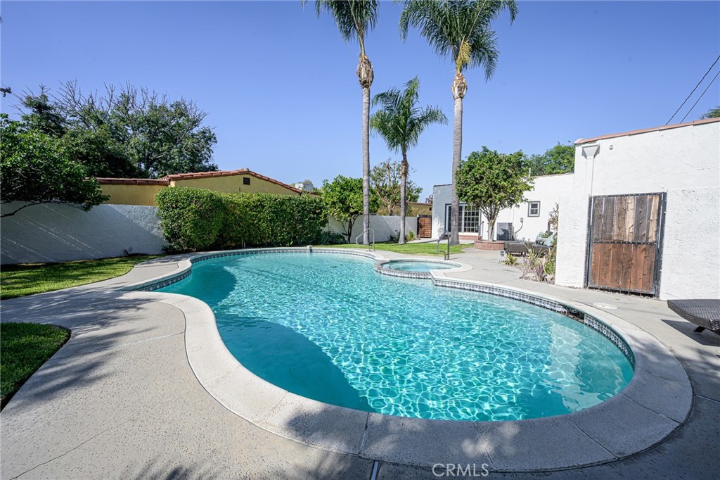 240 Rosemont Boulevard