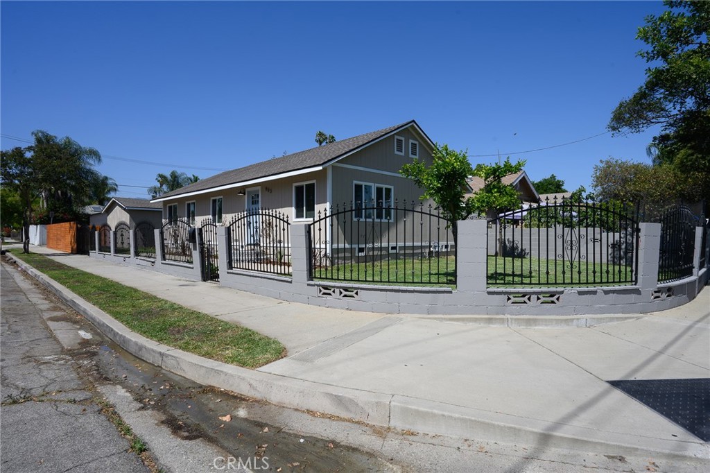 903 E 7th Street