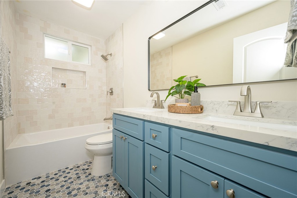 1807 Marinette Street