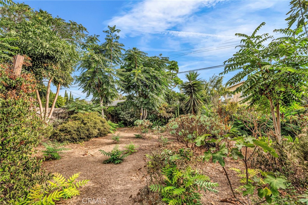 8812 De Haviland Avenue