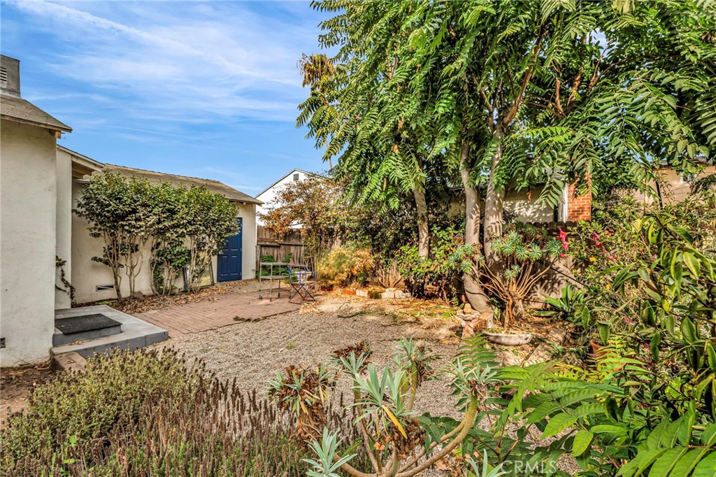 8812 De Haviland Avenue