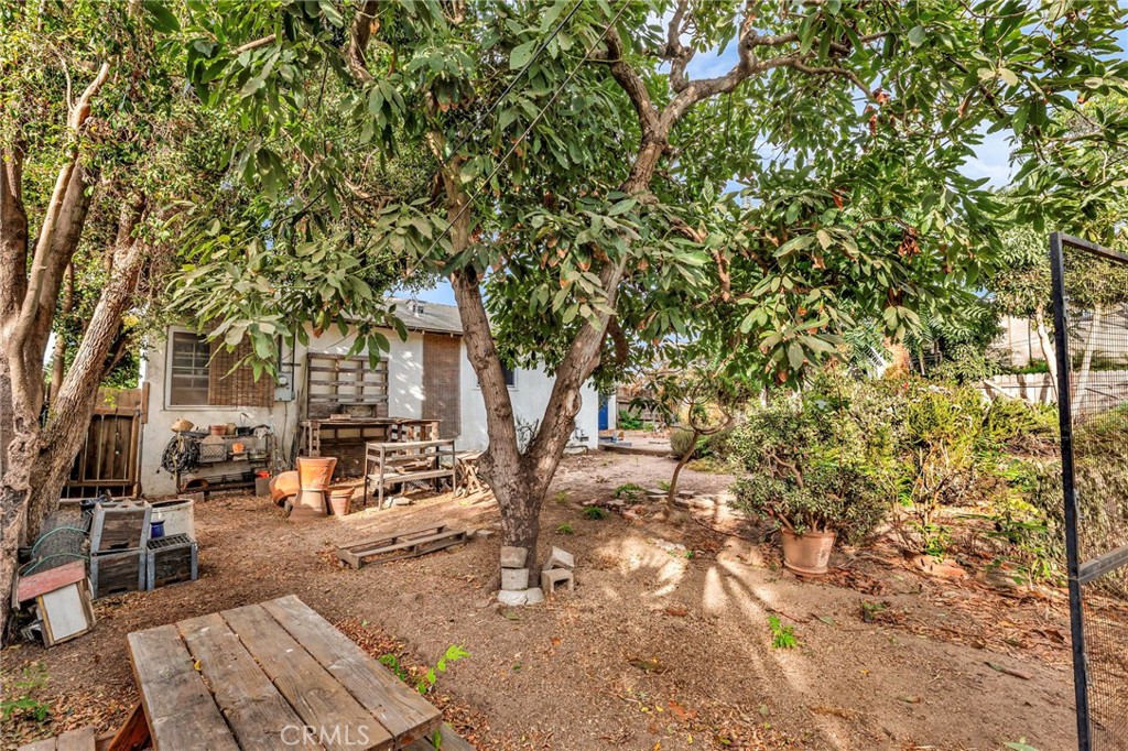 8812 De Haviland Avenue