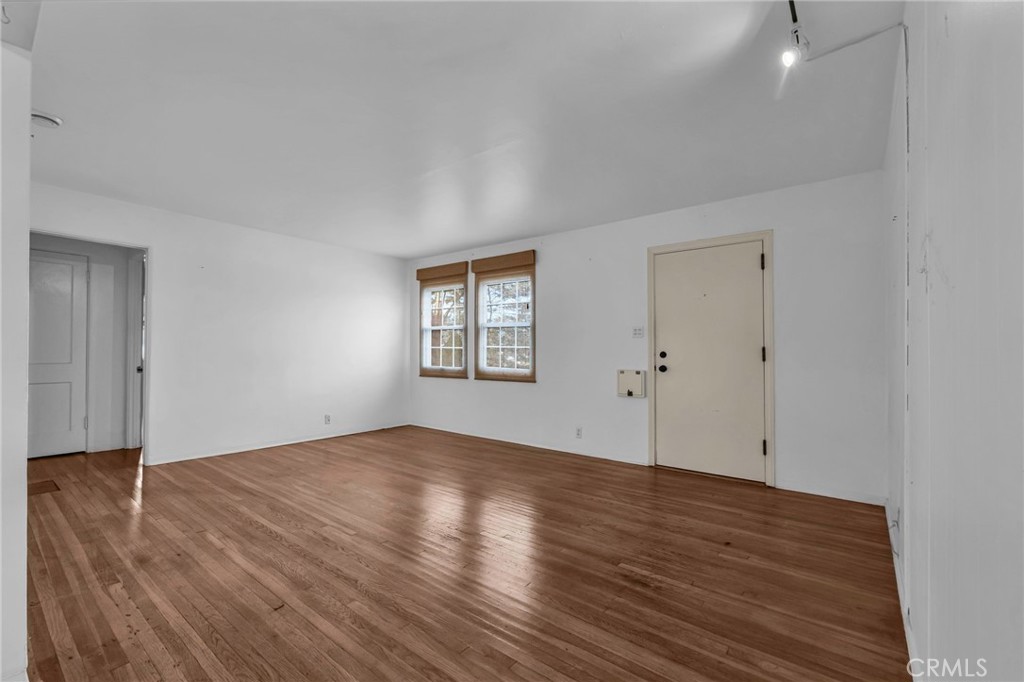 8812 De Haviland Avenue