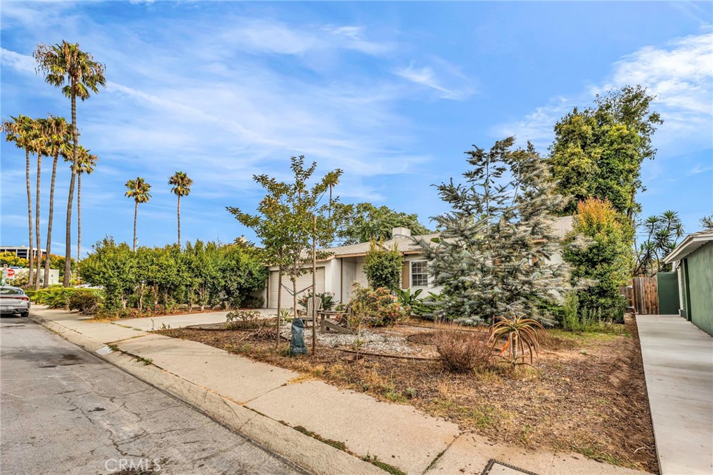 8812 De Haviland Avenue