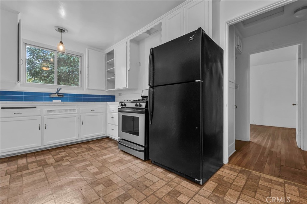 8812 De Haviland Avenue