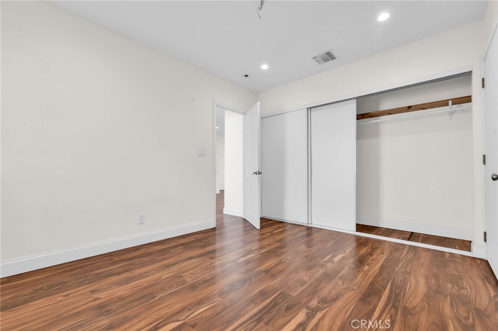 8711 8711 Lilienthal Avenue