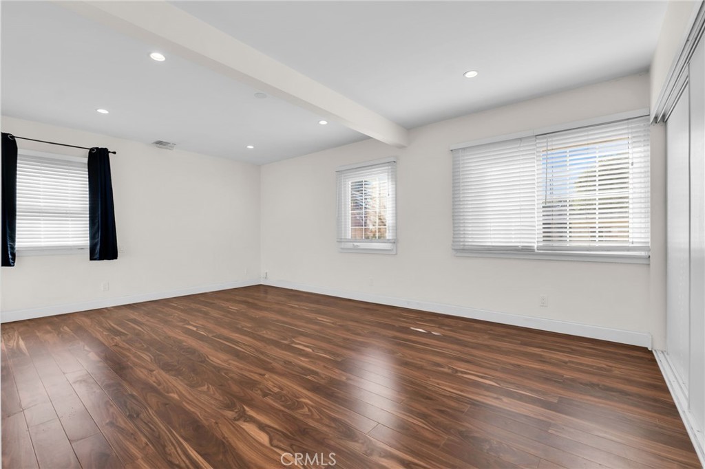 8711 8711 Lilienthal Avenue