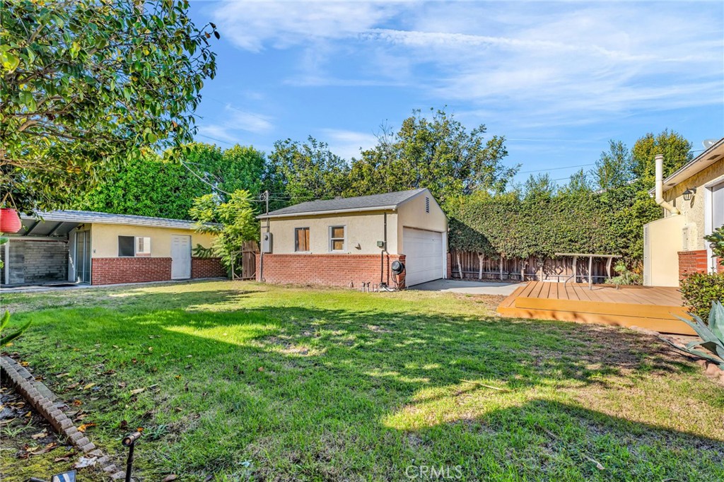 8711 8711 Lilienthal Avenue