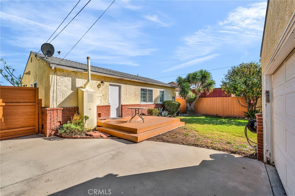 8711 8711 Lilienthal Avenue