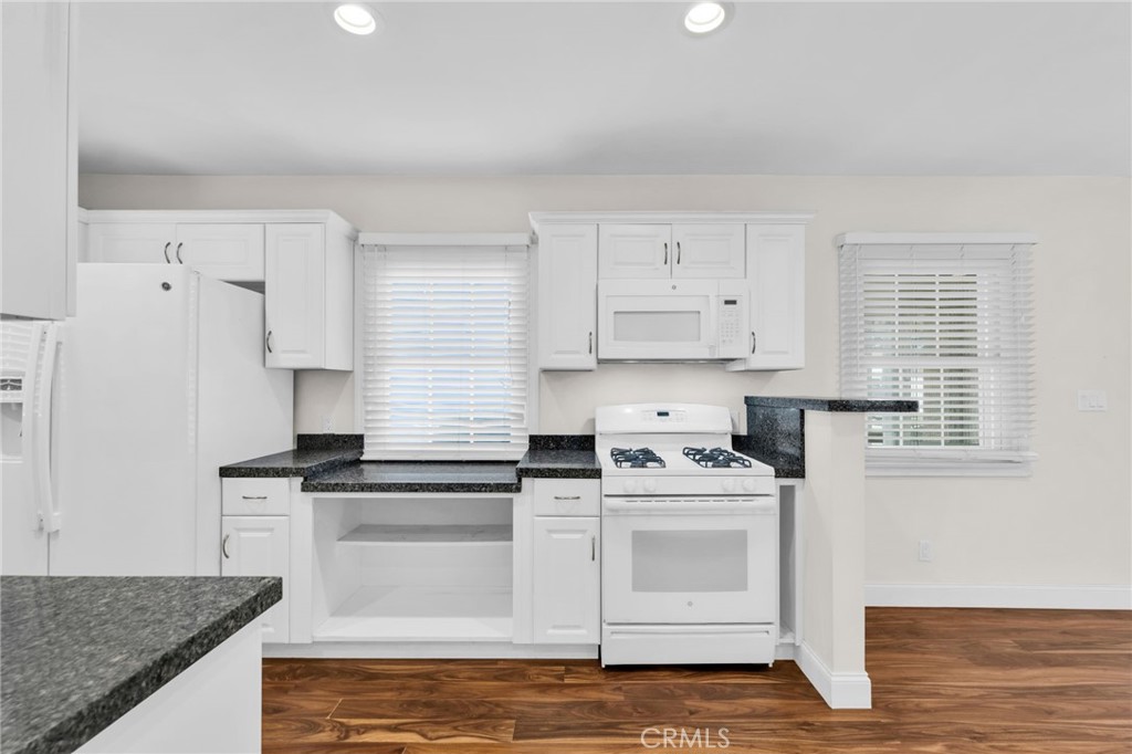 8711 8711 Lilienthal Avenue