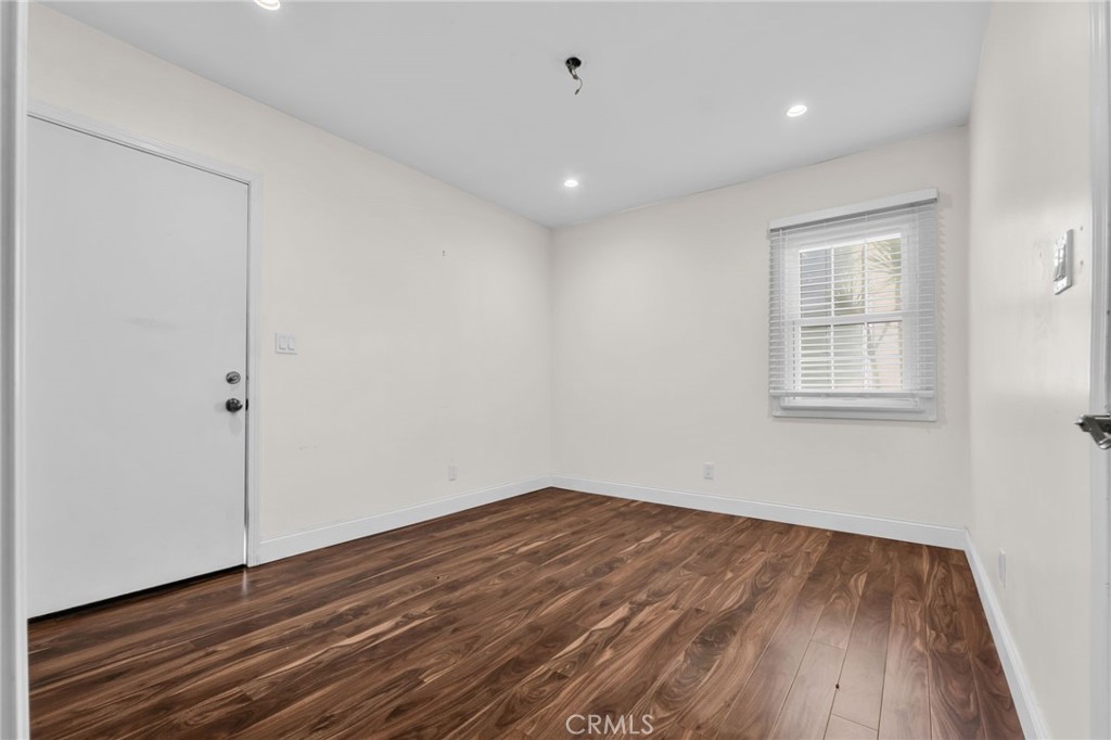 8711 8711 Lilienthal Avenue