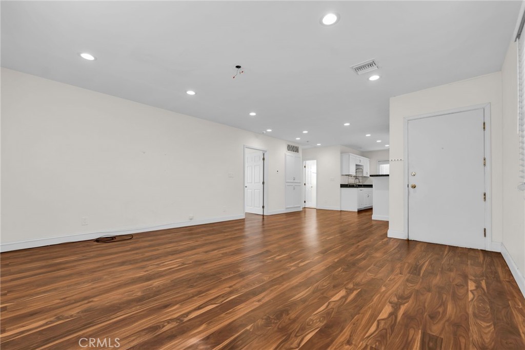 8711 8711 Lilienthal Avenue