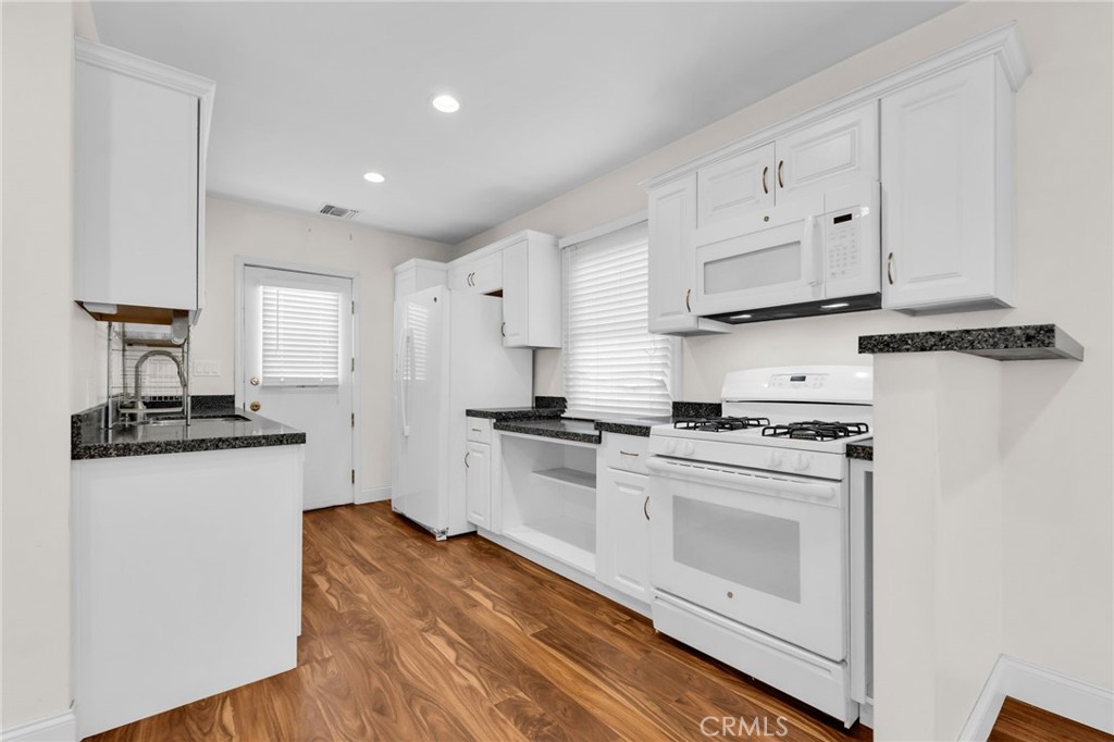 8711 8711 Lilienthal Avenue