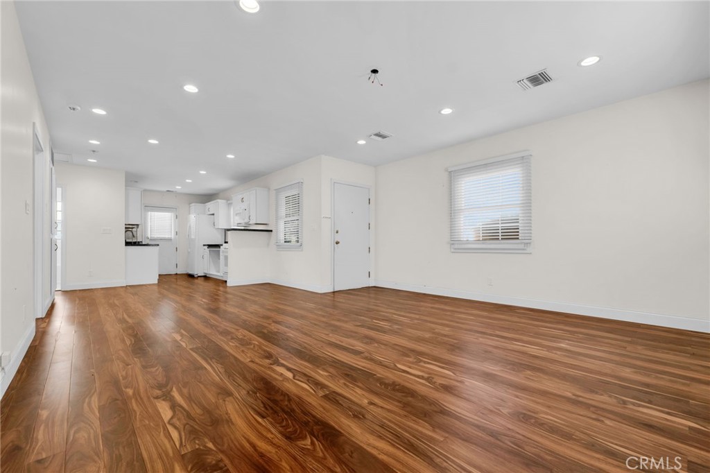 8711 8711 Lilienthal Avenue