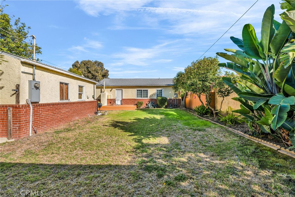 8711 8711 Lilienthal Avenue