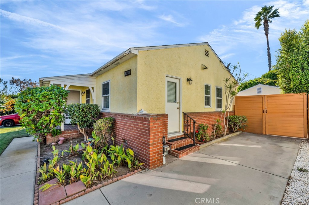 8711 8711 Lilienthal Avenue