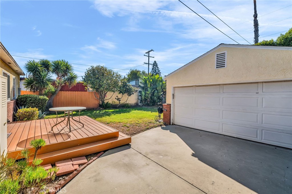 8711 8711 Lilienthal Avenue