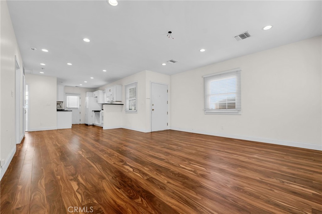 8711 8711 Lilienthal Avenue