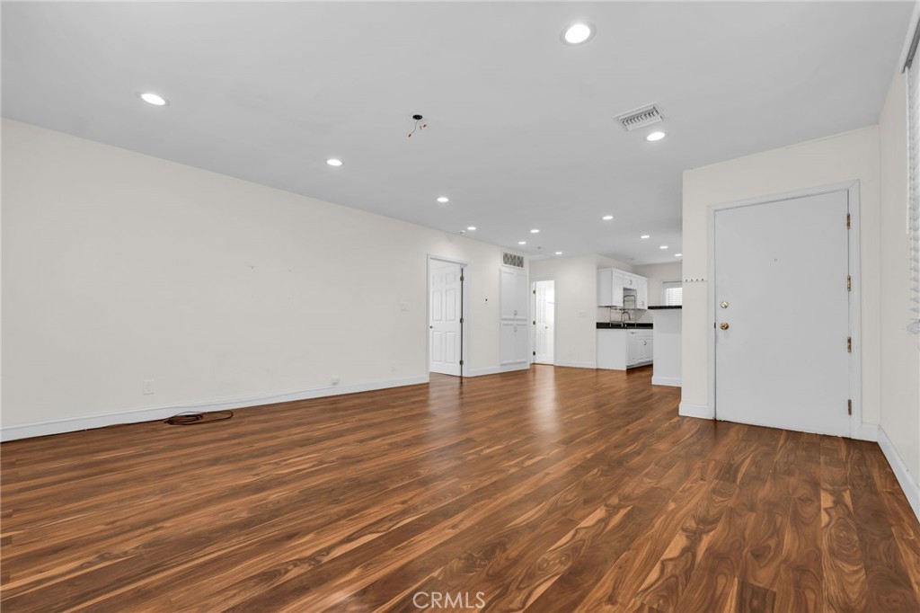 8711 8711 Lilienthal Avenue