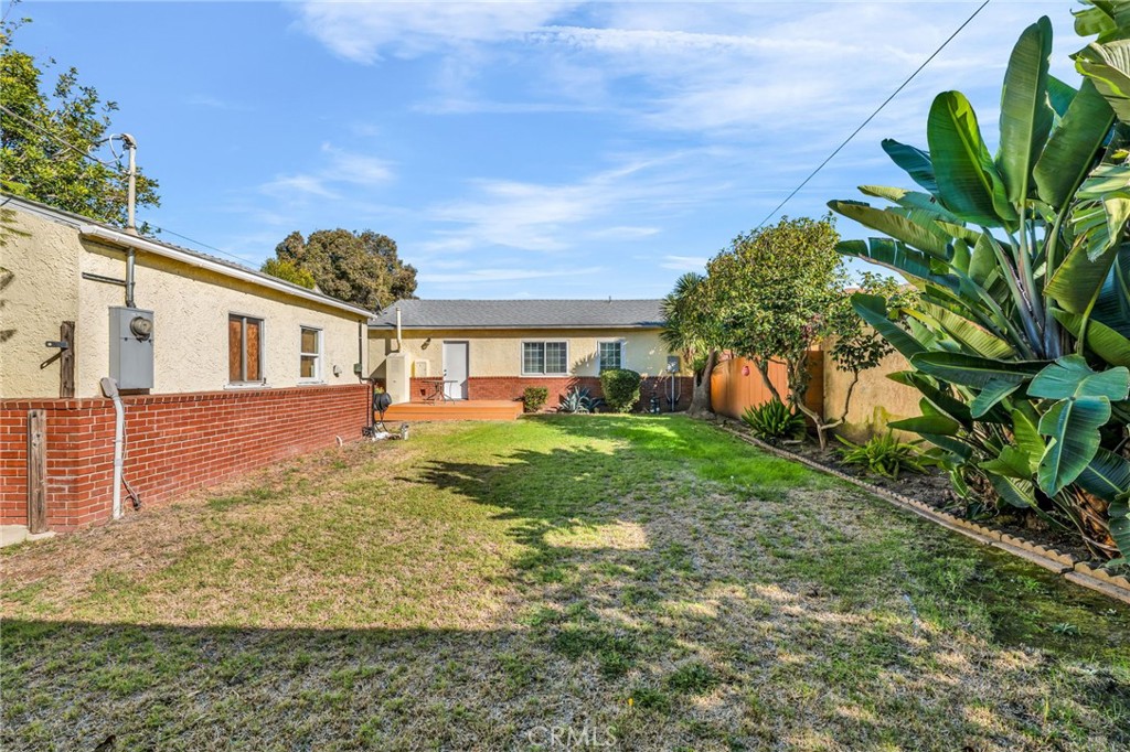 8711 8711 Lilienthal Avenue