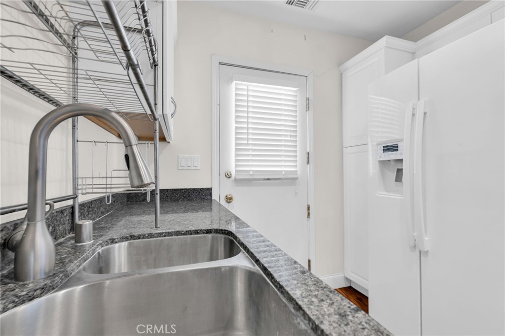 8711 8711 Lilienthal Avenue