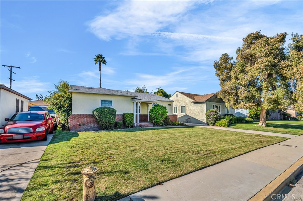 8711 8711 Lilienthal Avenue