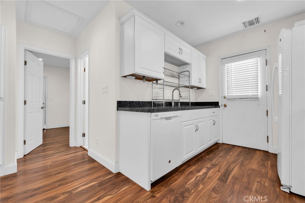 8711 8711 Lilienthal Avenue