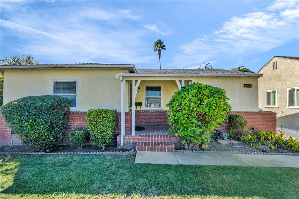 8711 8711 Lilienthal Avenue