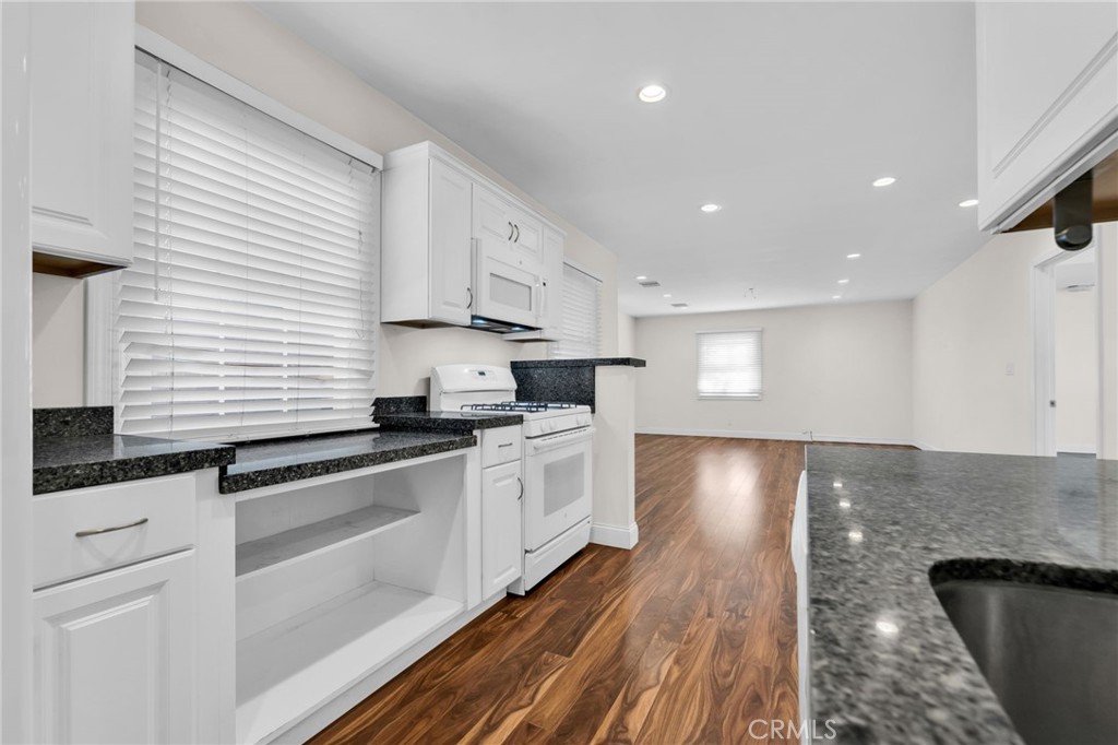 8711 8711 Lilienthal Avenue