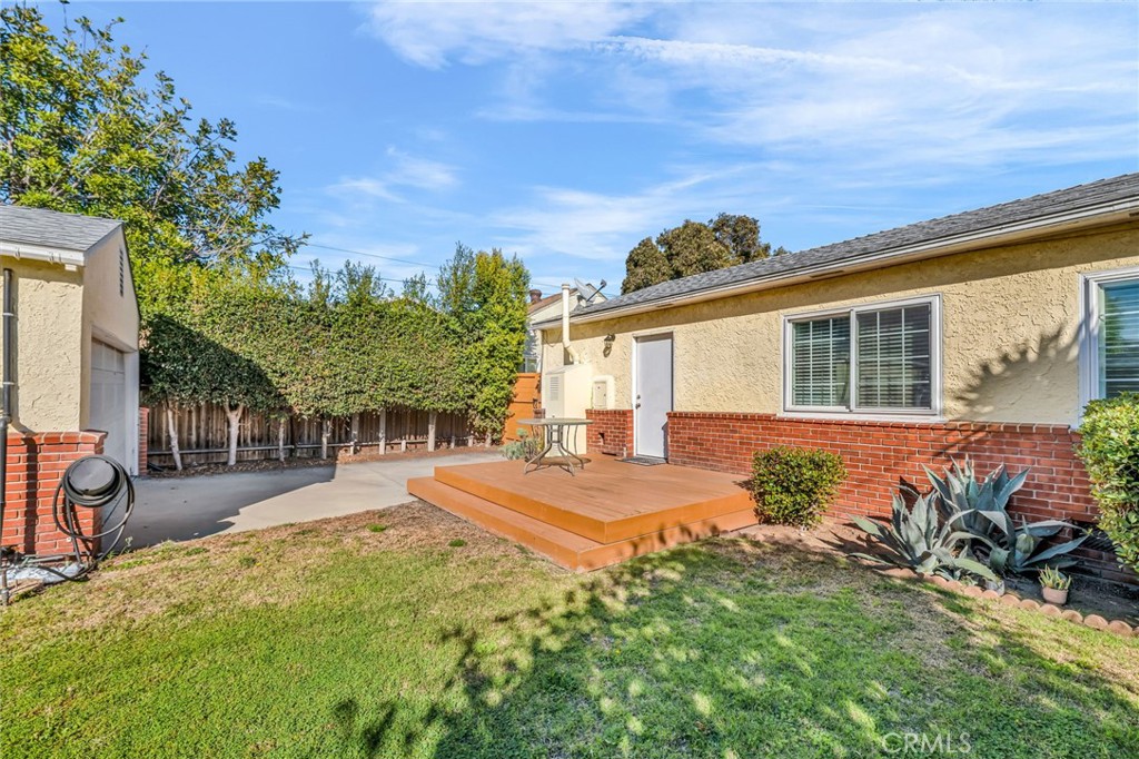 8711 8711 Lilienthal Avenue