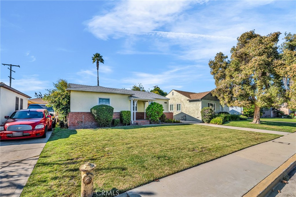 8711 8711 Lilienthal Avenue