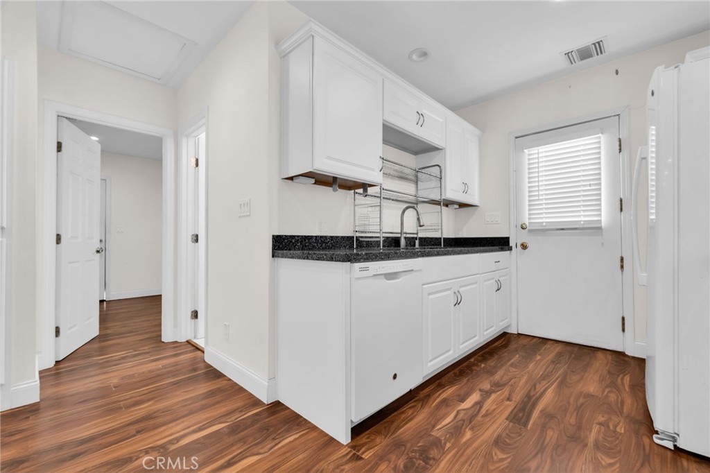 8711 8711 Lilienthal Avenue