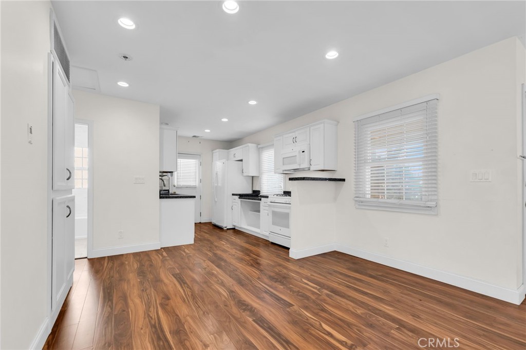 8711 8711 Lilienthal Avenue