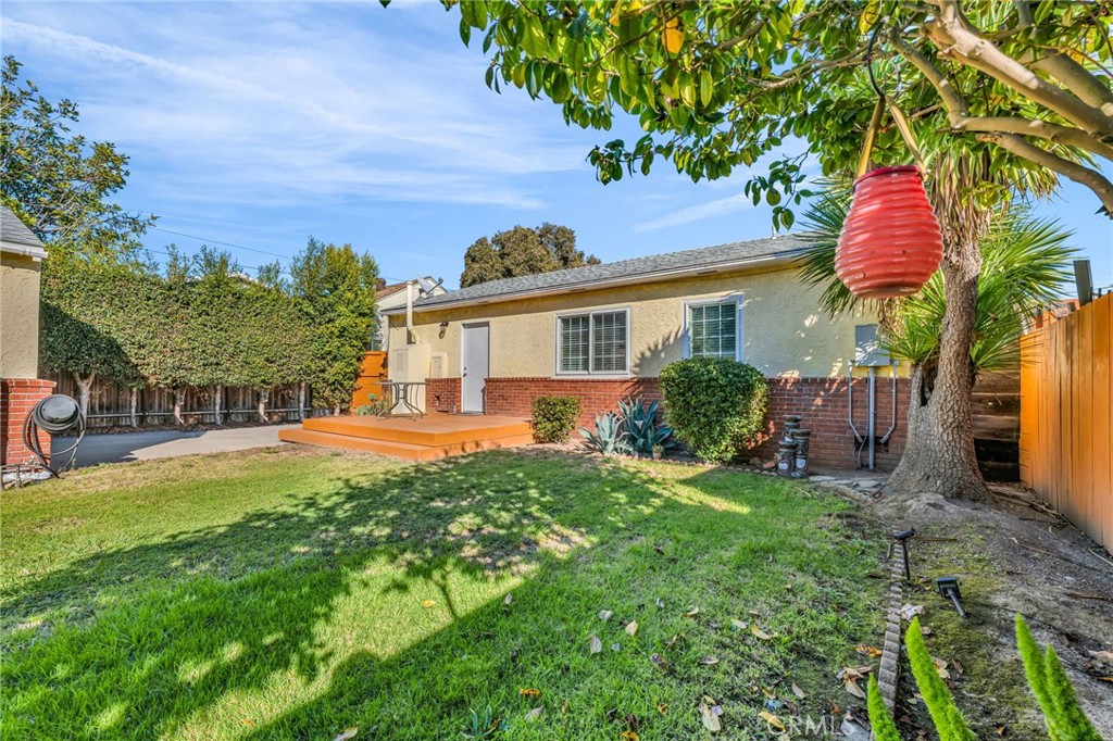 8711 8711 Lilienthal Avenue