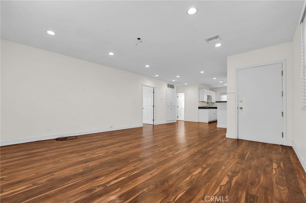 8711 8711 Lilienthal Avenue