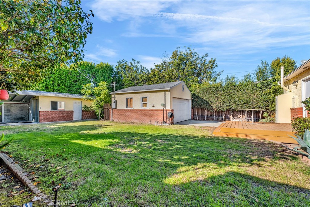 8711 8711 Lilienthal Avenue