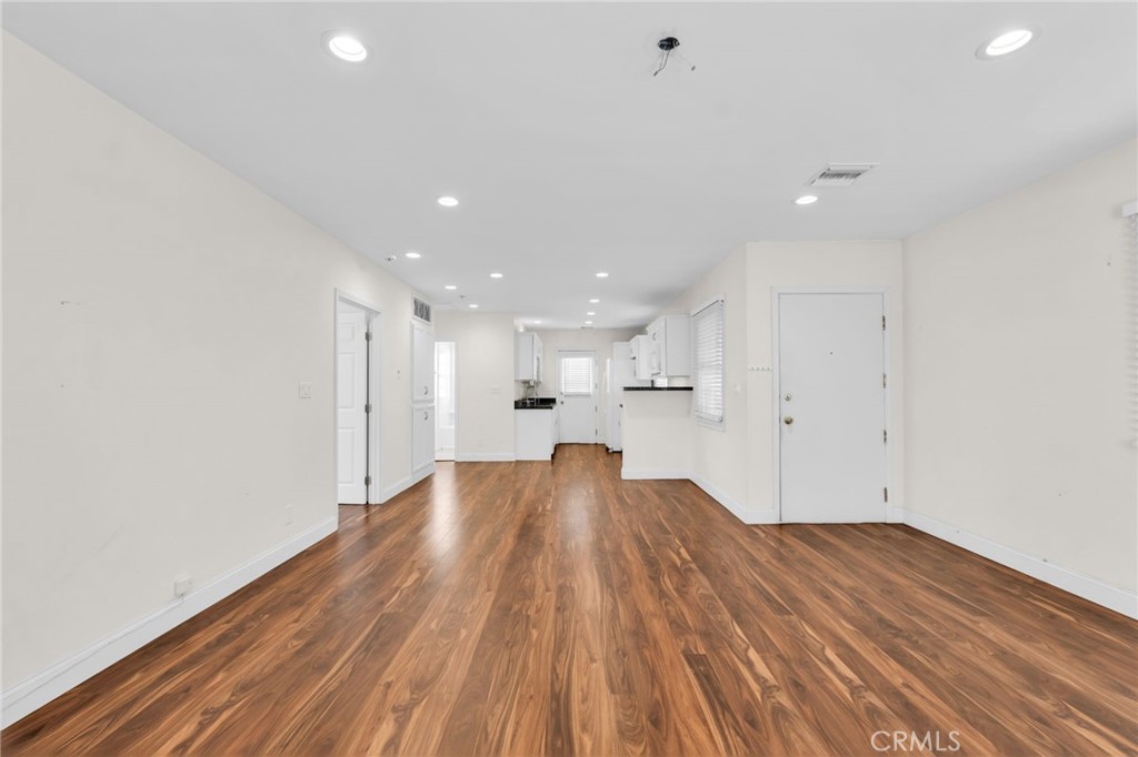 8711 8711 Lilienthal Avenue