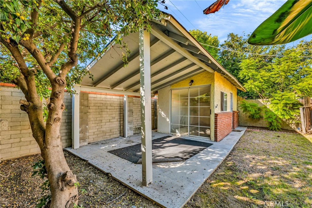 8711 8711 Lilienthal Avenue