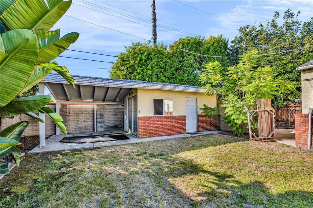 8711 8711 Lilienthal Avenue