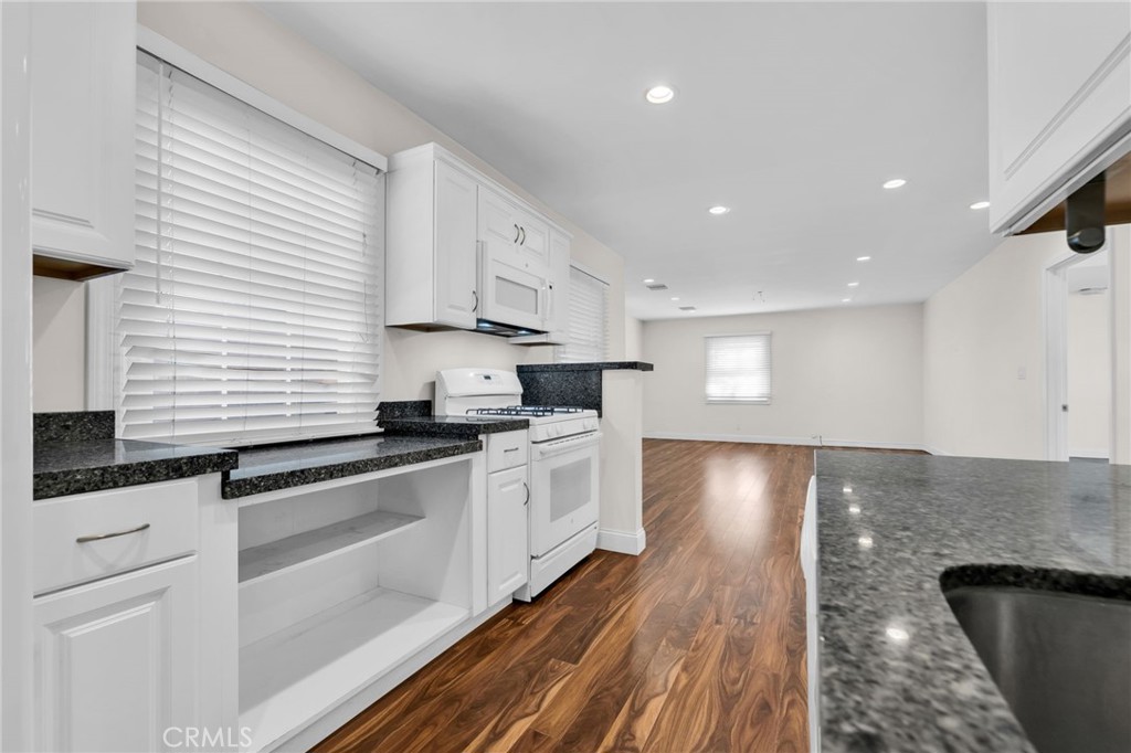 8711 8711 Lilienthal Avenue