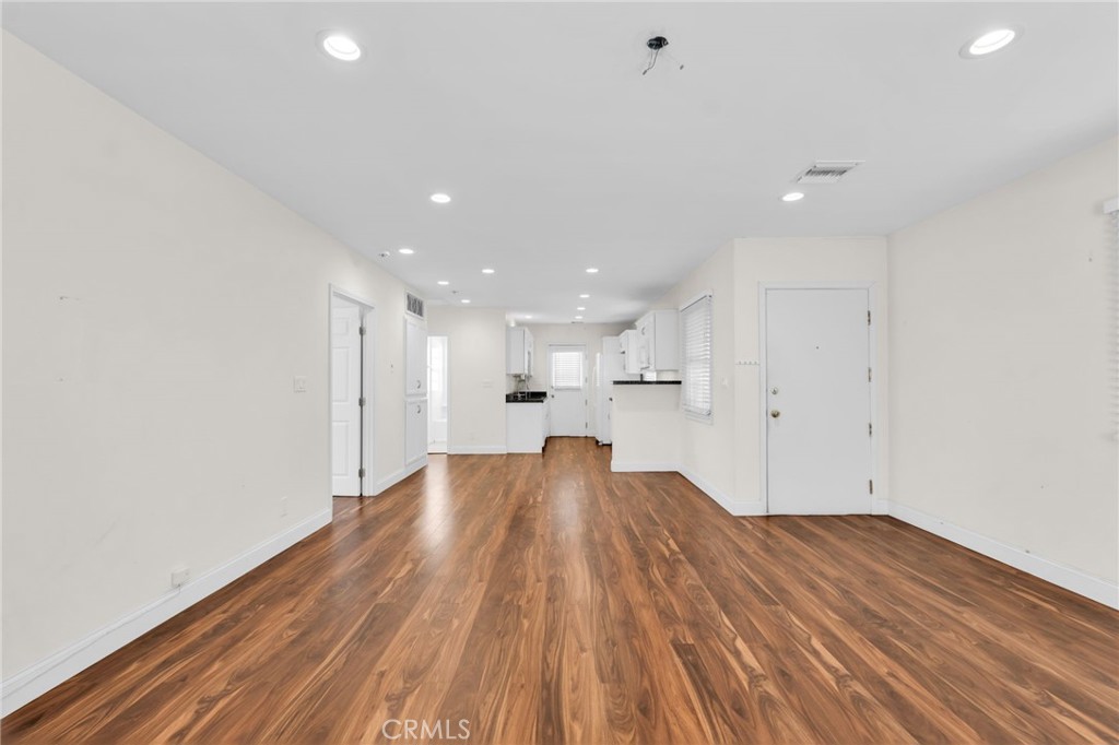 8711 8711 Lilienthal Avenue