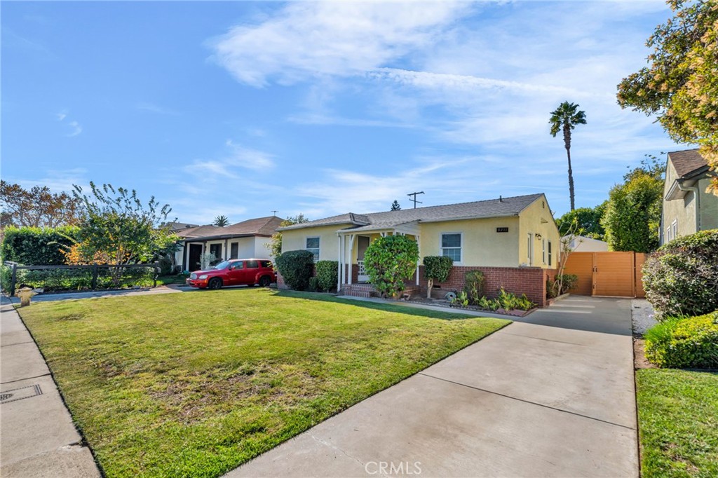 8711 8711 Lilienthal Avenue