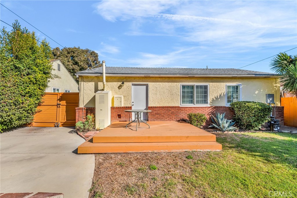 8711 8711 Lilienthal Avenue