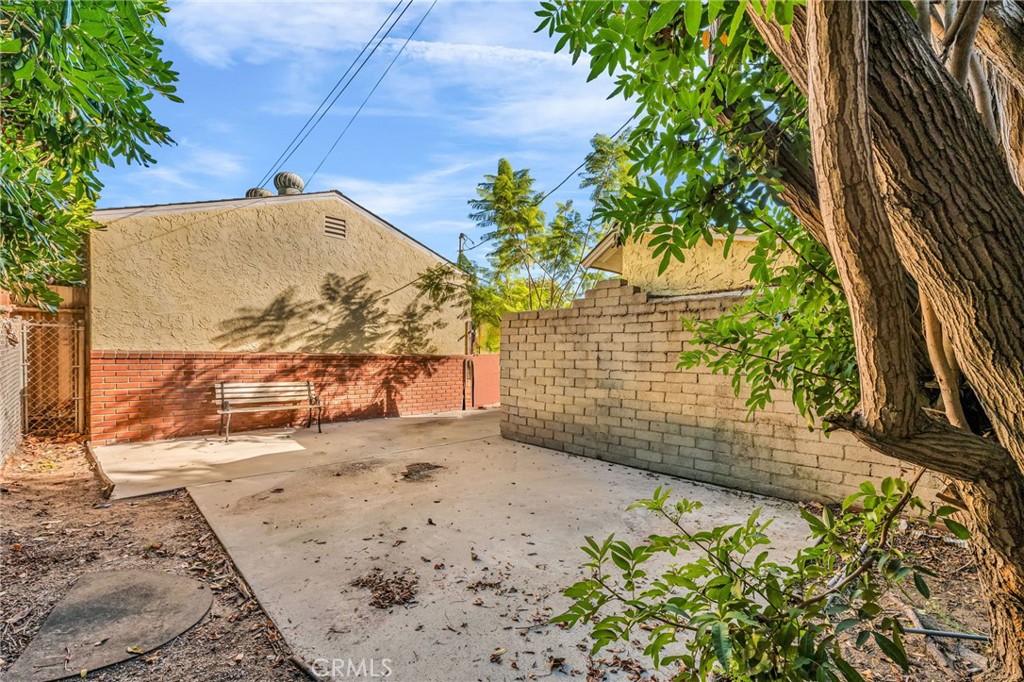 8711 8711 Lilienthal Avenue