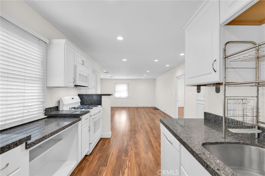 8711 8711 Lilienthal Avenue