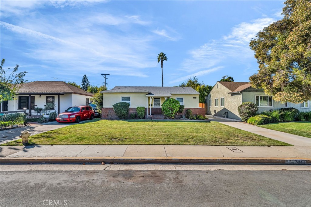 8711 8711 Lilienthal Avenue