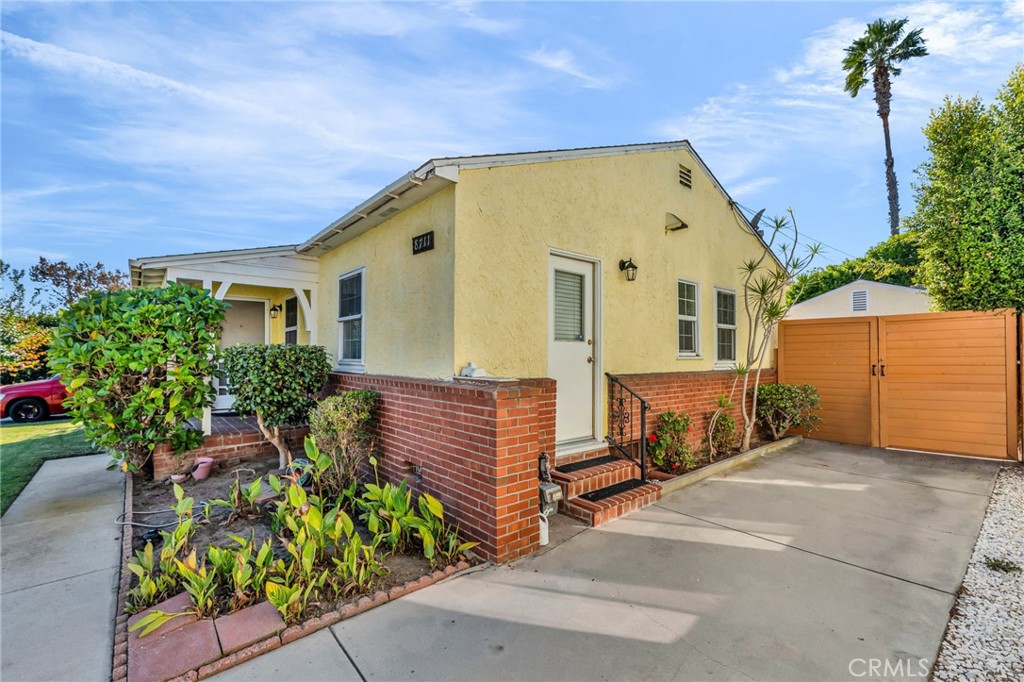 8711 8711 Lilienthal Avenue