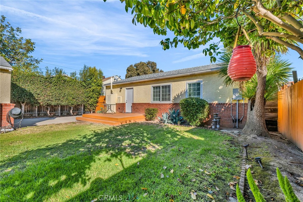 8711 8711 Lilienthal Avenue