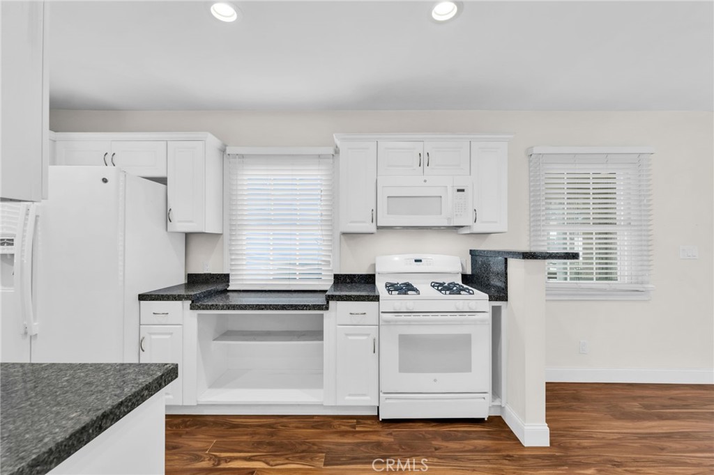 8711 8711 Lilienthal Avenue