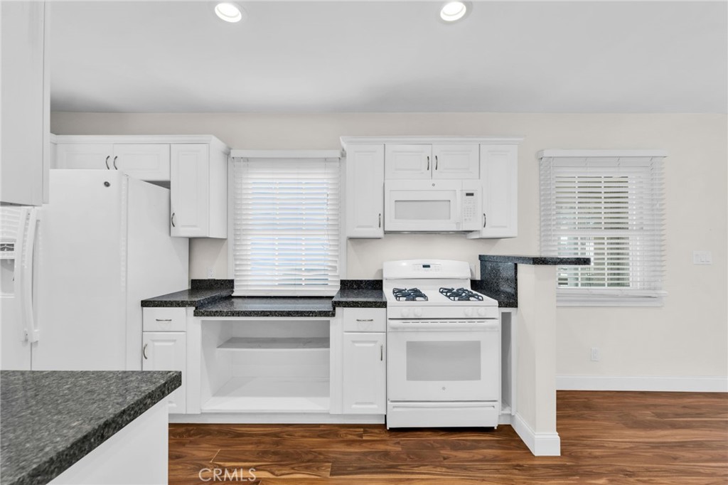 8711 8711 Lilienthal Avenue